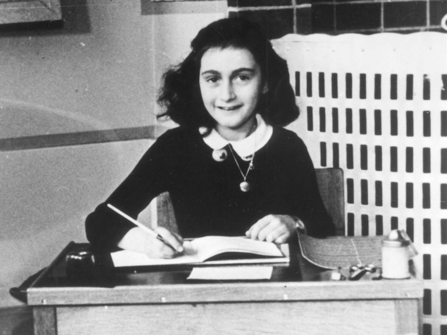Descubren la identidad de la persona que reveló a los nazis dónde estaba escondida Ana Frank