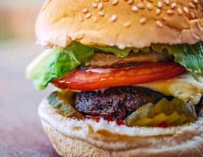 Alerta alimentaria: retiran de la venta estas populares hamburguesas por causar varios brotes de salmonelosis