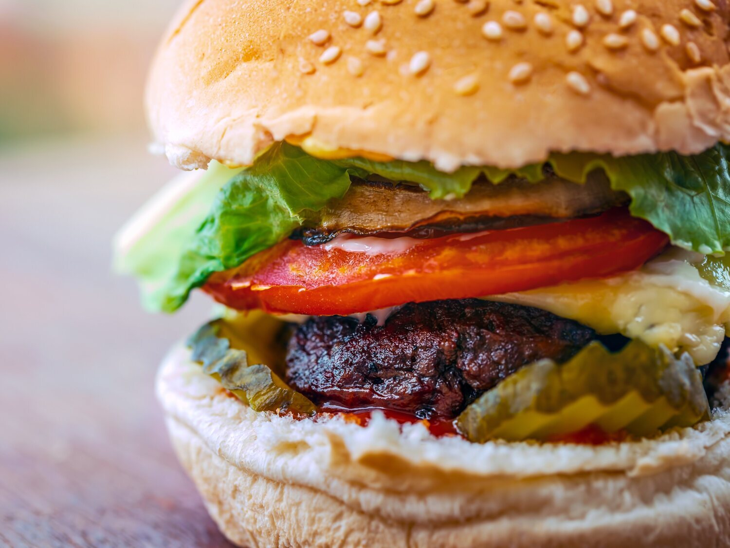 Alerta alimentaria: retiran de la venta estas populares hamburguesas por causar varios brotes de salmonelosis
