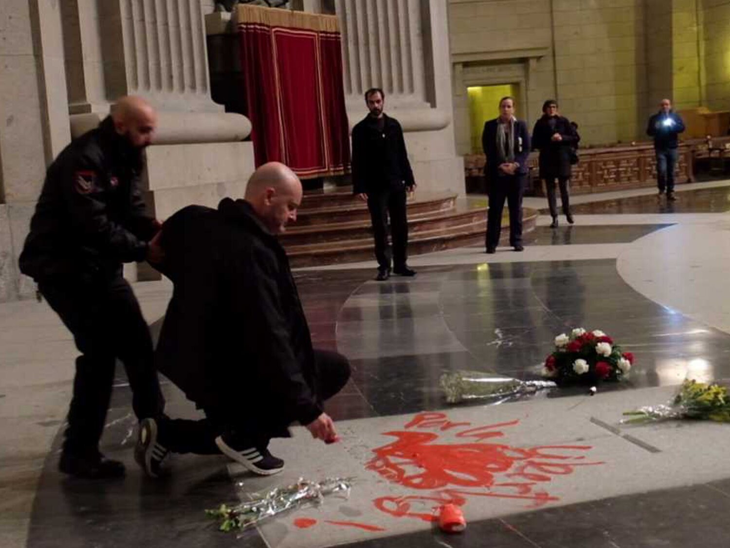 Absuelven al artista que pintó sobre la lápida de Franco en el Valle de los Caídos