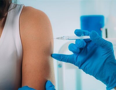 Los efectos secundarios que produce la tercera dosis de la vacuna de Pfizer y Moderna