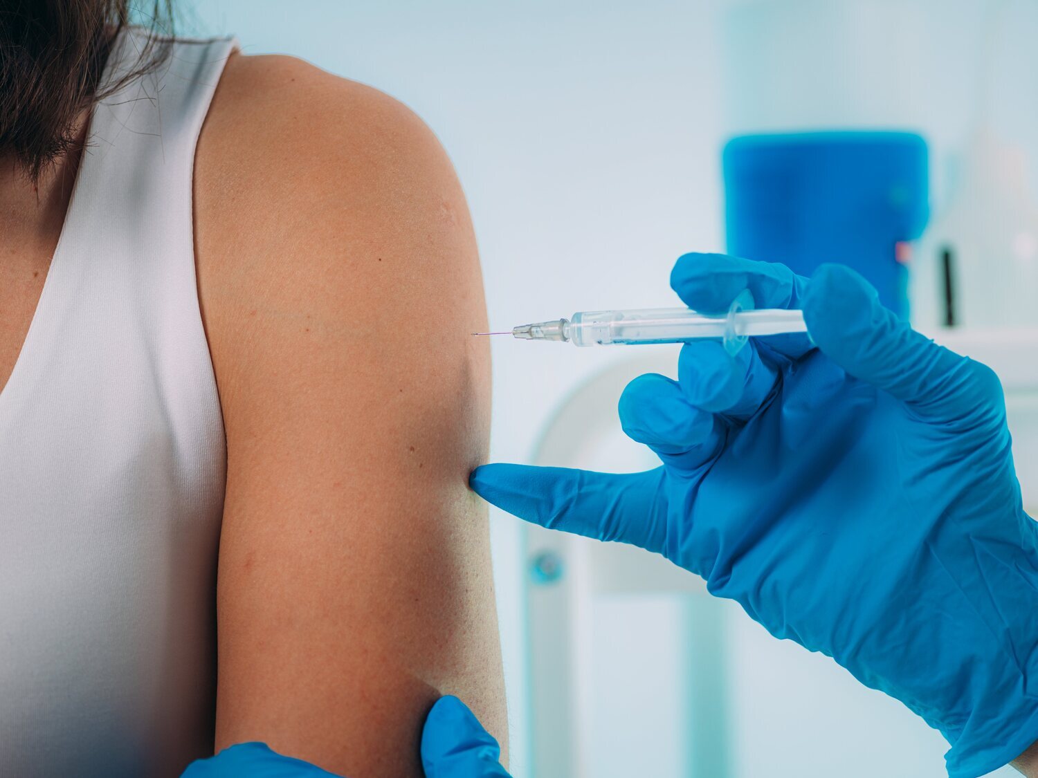 Los efectos secundarios que produce la tercera dosis de la vacuna de Pfizer y Moderna