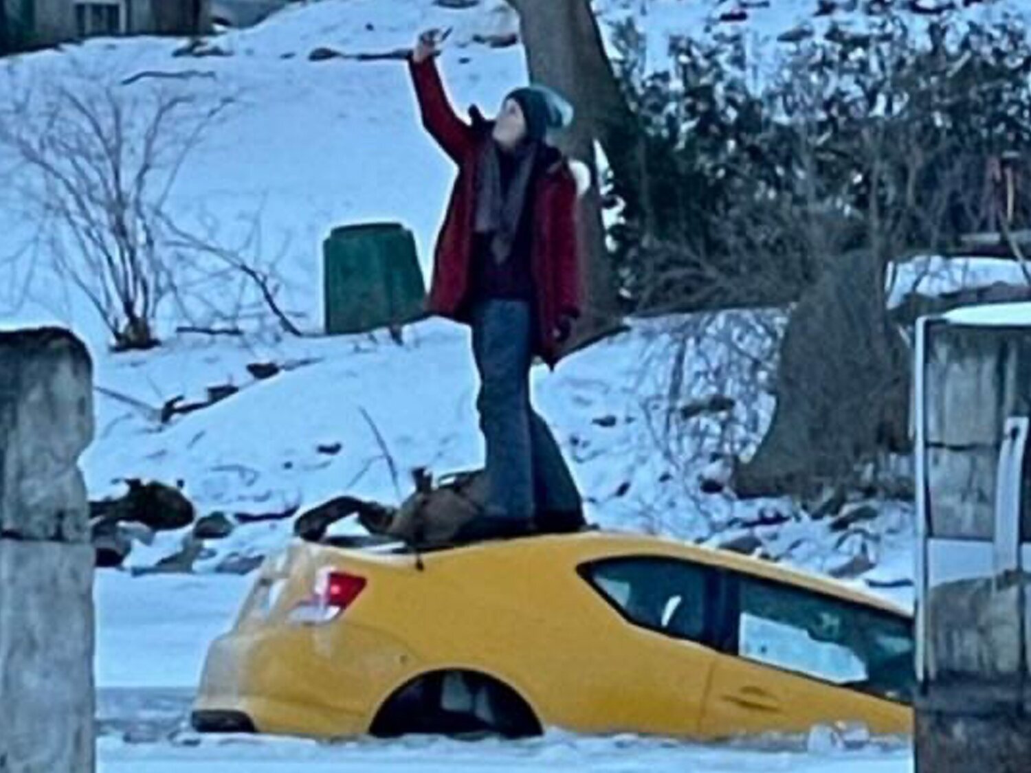 Arriesga su vida por hacerse un selfie sobre un coche hundiéndose en un río helado y termina rescatada de urgencia