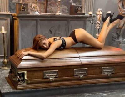 Polémica campaña de una funeraria con mujeres semidesnudas