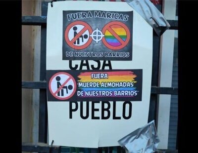 La sede del Ayuntamiento de El Escorial (Madrid) aparece vandalizada con varios carteles homófobos
