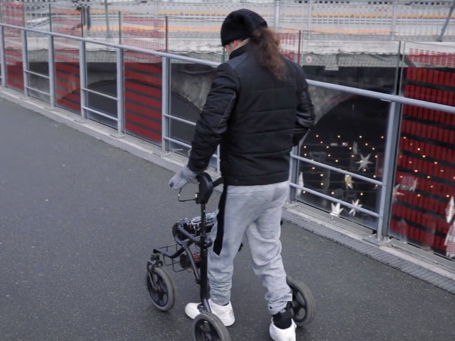 Tres personas parapléjicas vuelven a andar un día después de recibir un implante médico en la médula