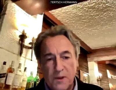 Hermann Tertsch (VOX) interviene en el Parlamento Europeo desde un restaurante: "Márchese a otro sitio"