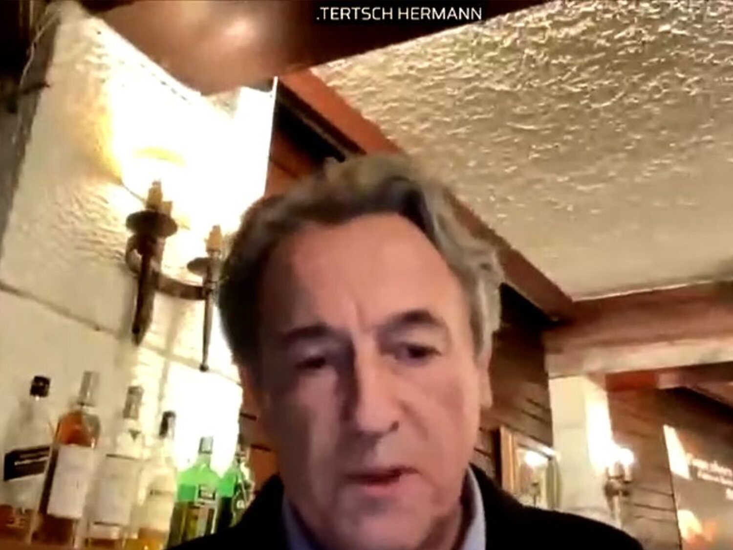 Hermann Tertsch (VOX) interviene en el Parlamento Europeo desde un restaurante: "Márchese a otro sitio"