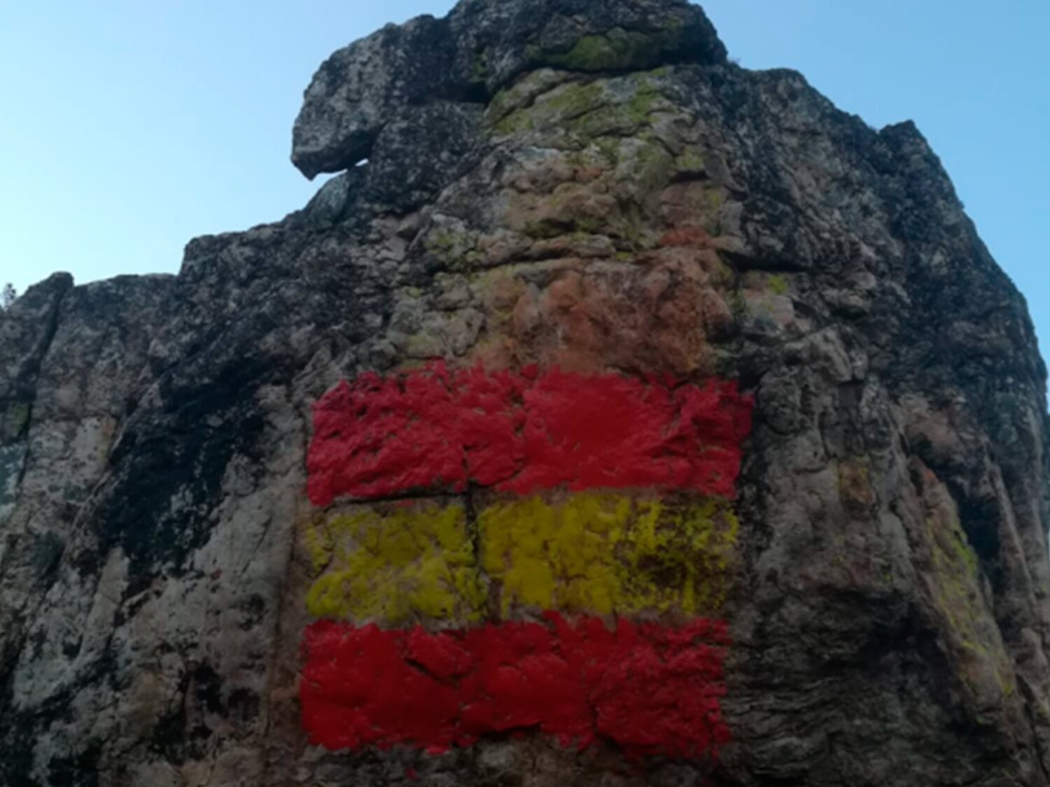 Vandalizan con una bandera de España unas pinturas rupestres de 6.000 años en Ciudad Real