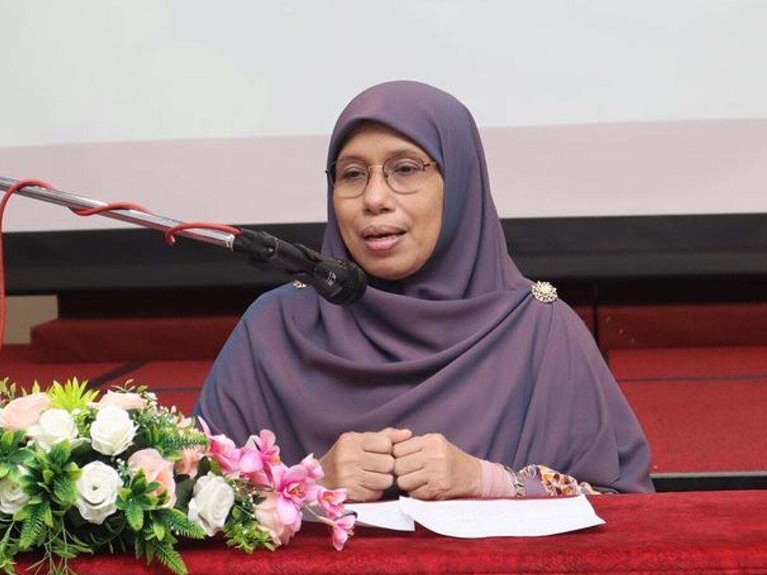 La viceministra de la Mujer de Malasia pide "golpear suavemente" a las "esposas tercas" para "mostrar cuánto las quieren"