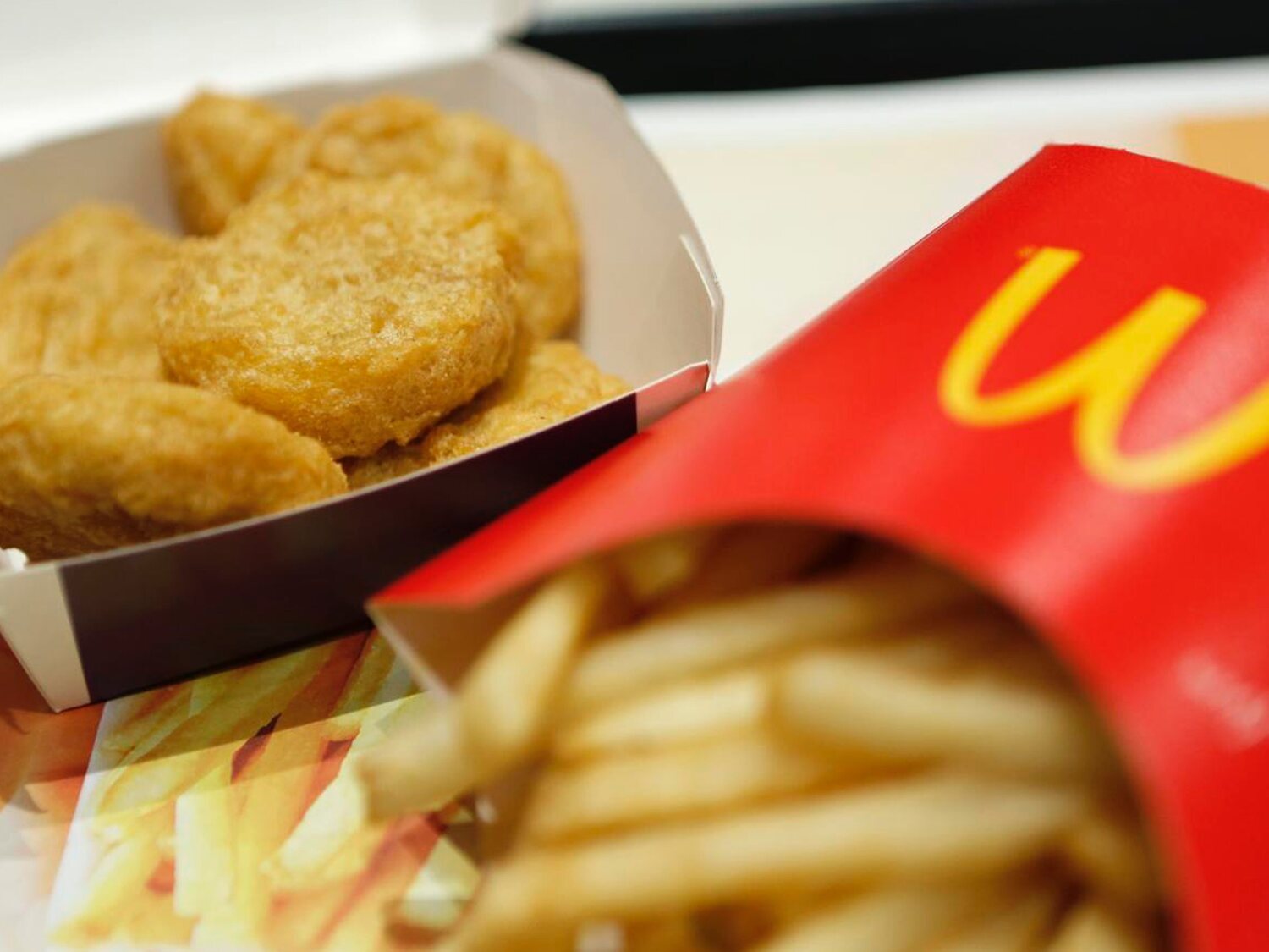 Un empleado de McDonald's revela cómo hacen las patatas fritas y los nuggets