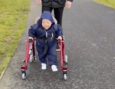 El emotivo vídeo de un niño con parálisis cerebral que camina por primera vez gracias a un andador