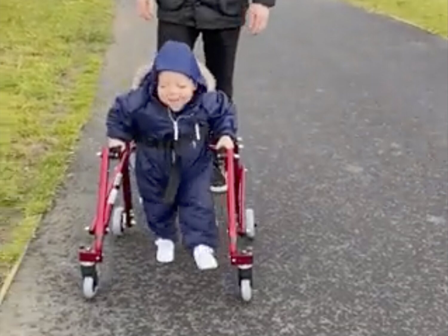 El emotivo vídeo de un niño con parálisis cerebral que camina por primera vez gracias a un andador