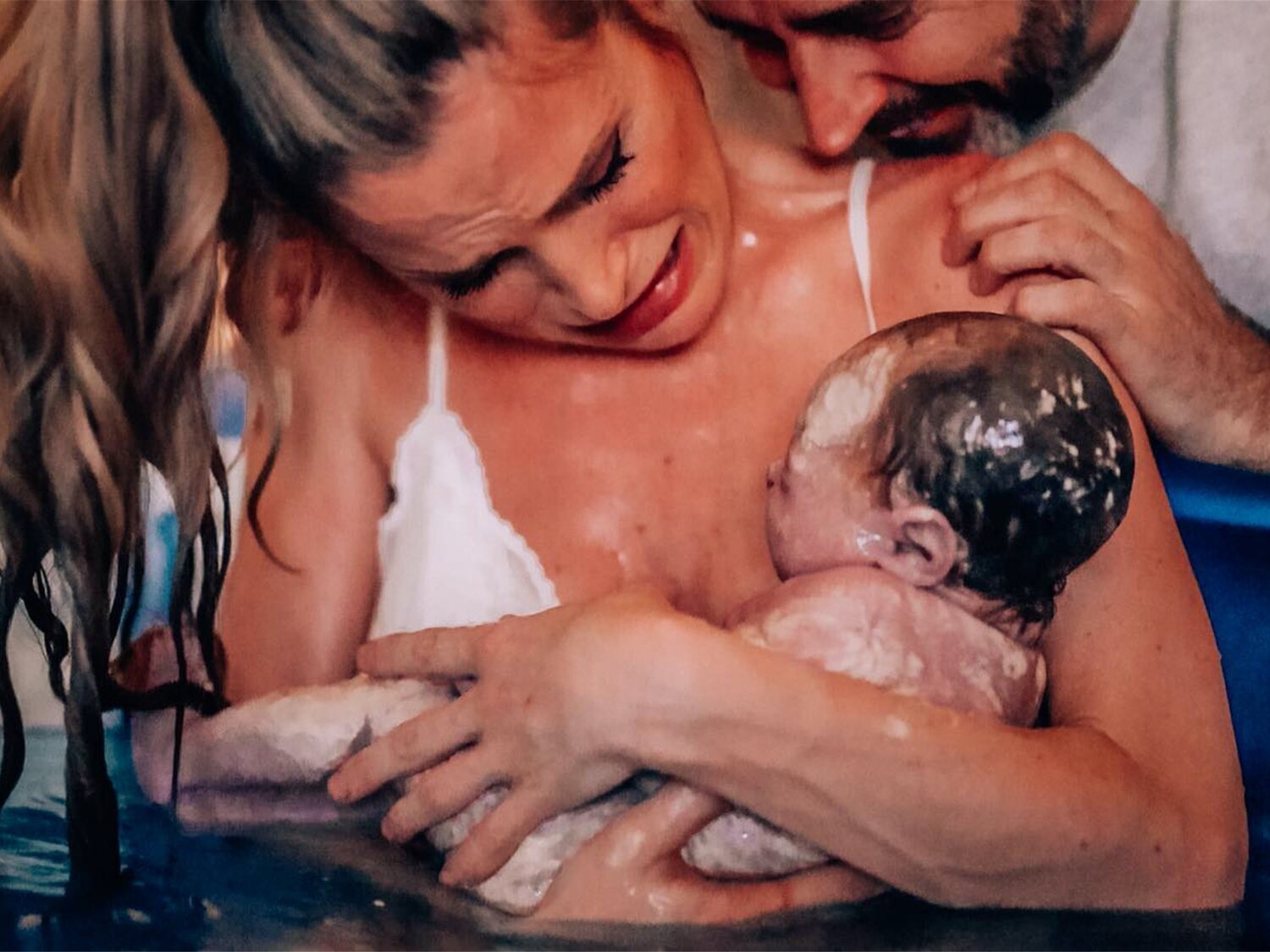 Verdeliss comparte íntegro el emocionante vídeo de su parto en casa rodeada de toda su familia
