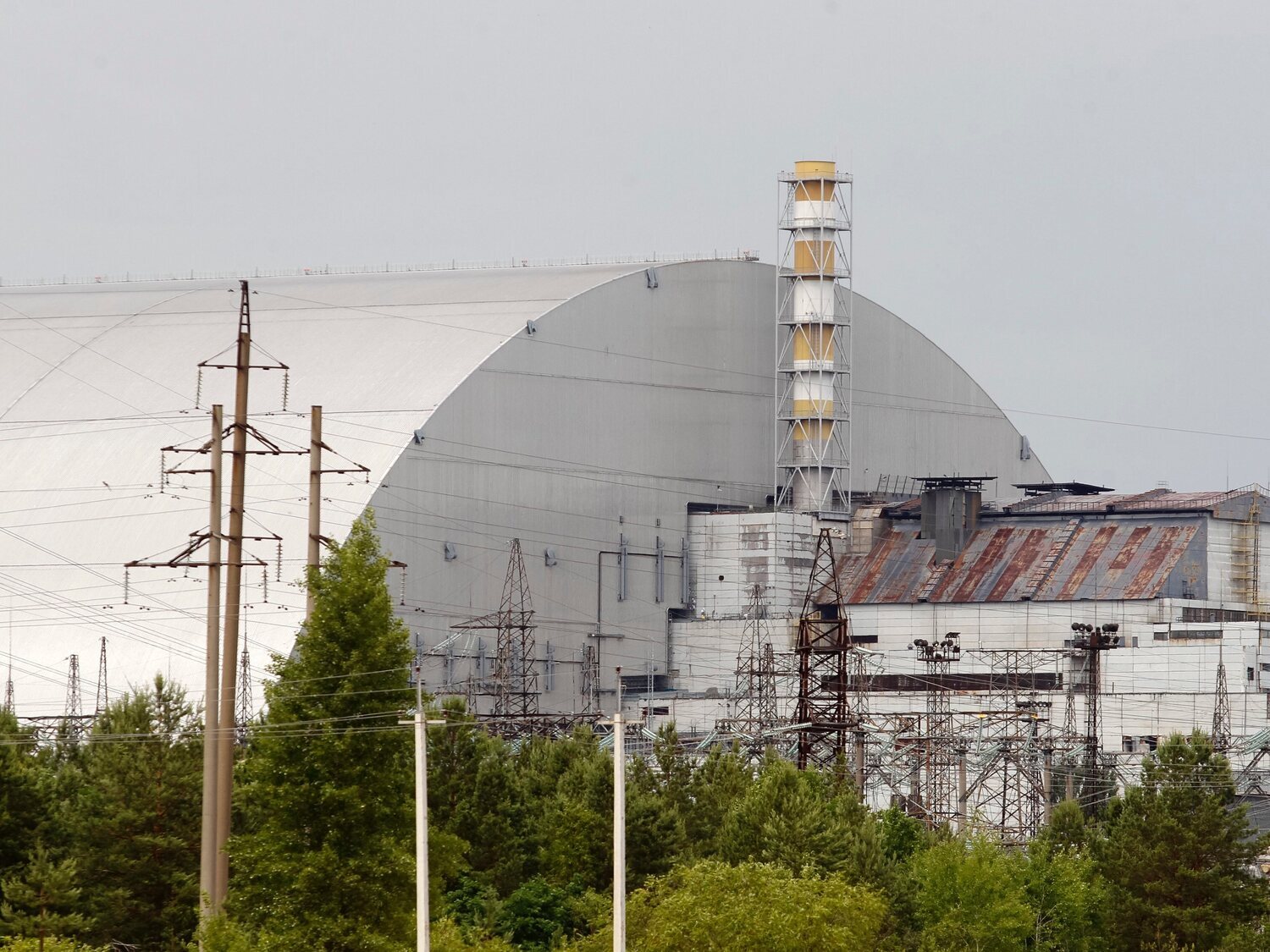 Las fuerzas rusas atacan la central nuclear de Chernóbil para hacerse con su control