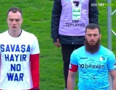 "Solo os duele Europa": el jugador turco que se ha negado a ponerse la camiseta de 'No a la guerra'