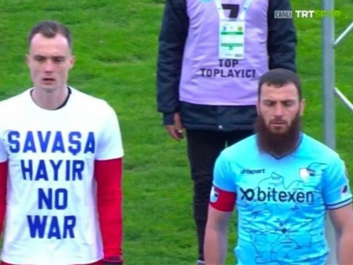 "Solo os duele Europa": el jugador turco que se ha negado a ponerse la camiseta de 'No a la guerra'