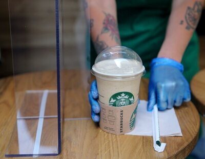 El mensaje en un vaso de Starbucks con el que un empleado ayudó a una chica que vio en riesgo