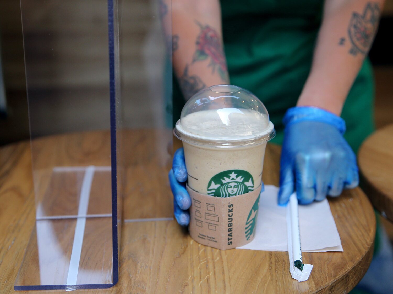 El mensaje en un vaso de Starbucks con el que un empleado ayudó a una chica que vio en riesgo