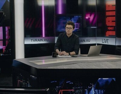 El mensaje oculto de un presentador ruso antes de que censuren la emisión de su canal