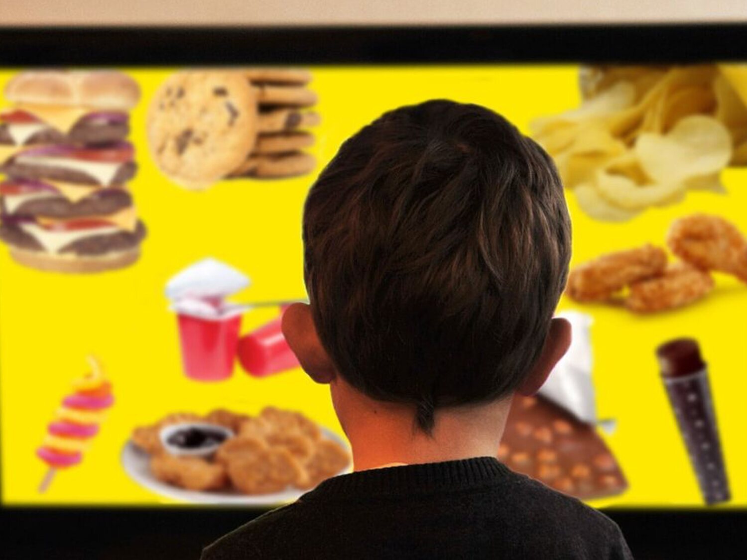 Consumo prohíbe a famosos e influencers hacer publicidad de alimentos y bebidas para menores