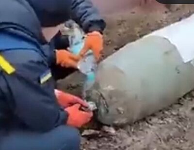 El vídeo en el que dos ucranianos desactivan una bomba rusa solo con sus manos y una botella de agua