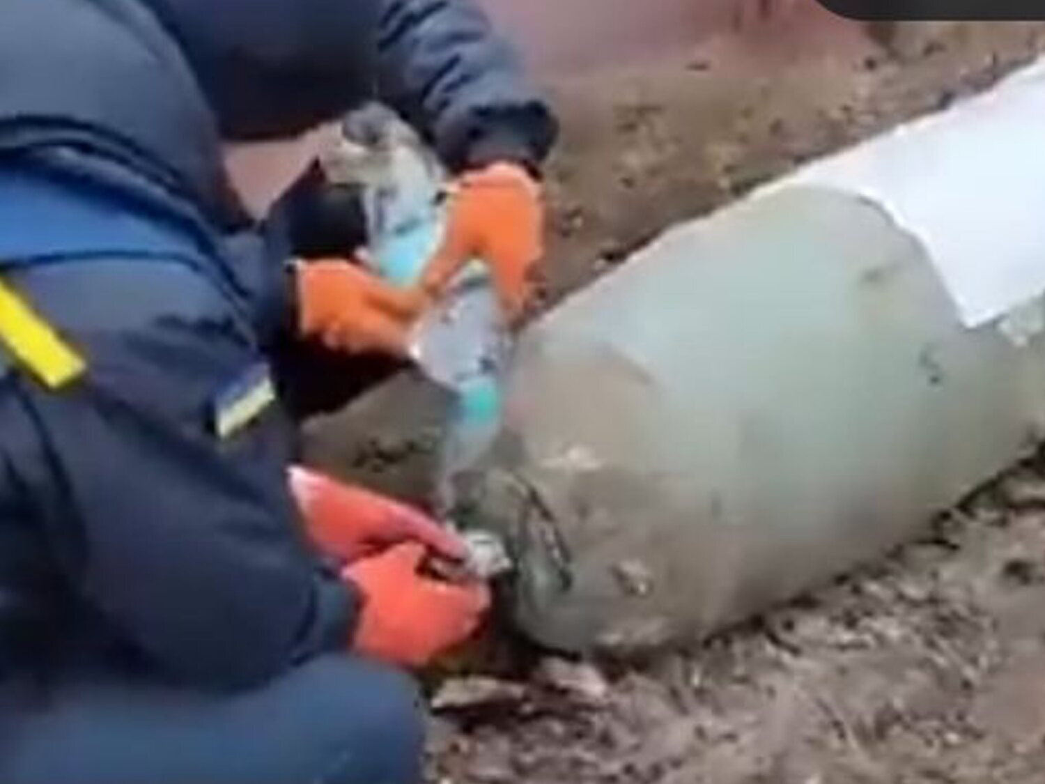 El vídeo en el que dos ucranianos desactivan una bomba rusa solo con sus manos y una botella de agua
