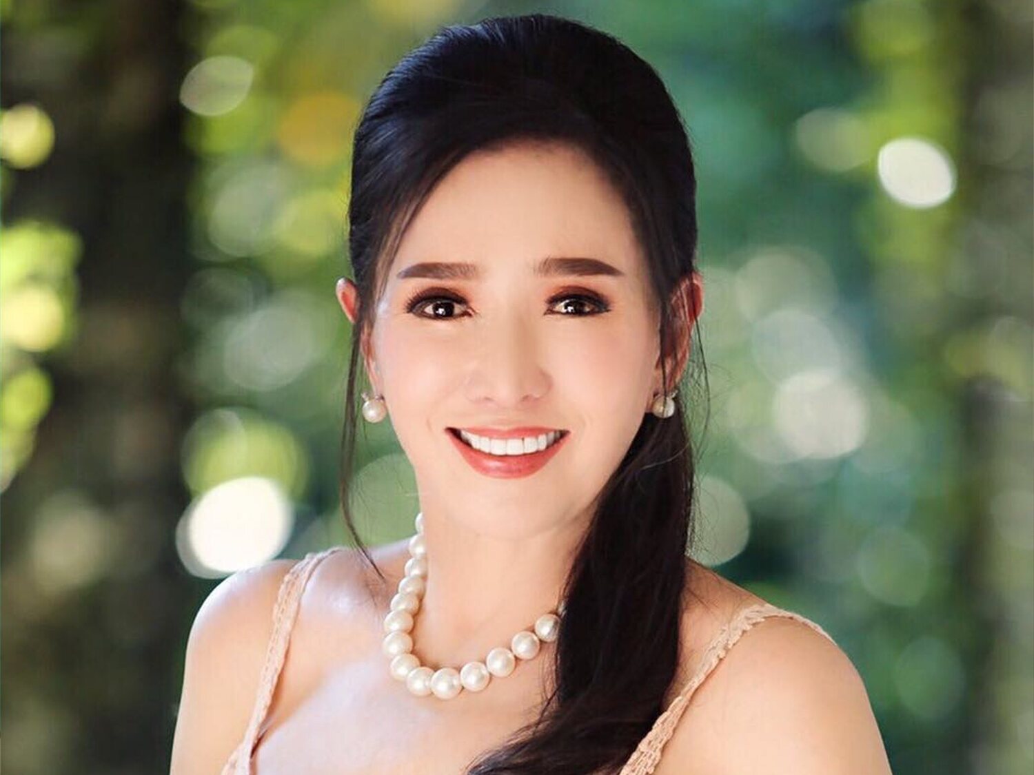 Tiene 75 años y aparenta 30: el secreto de Apasra, ex Miss Universo tailandesa