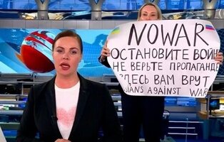 Una periodista de la televisión rusa irrumpe en directo contra la guerra: "Os están mintiendo"