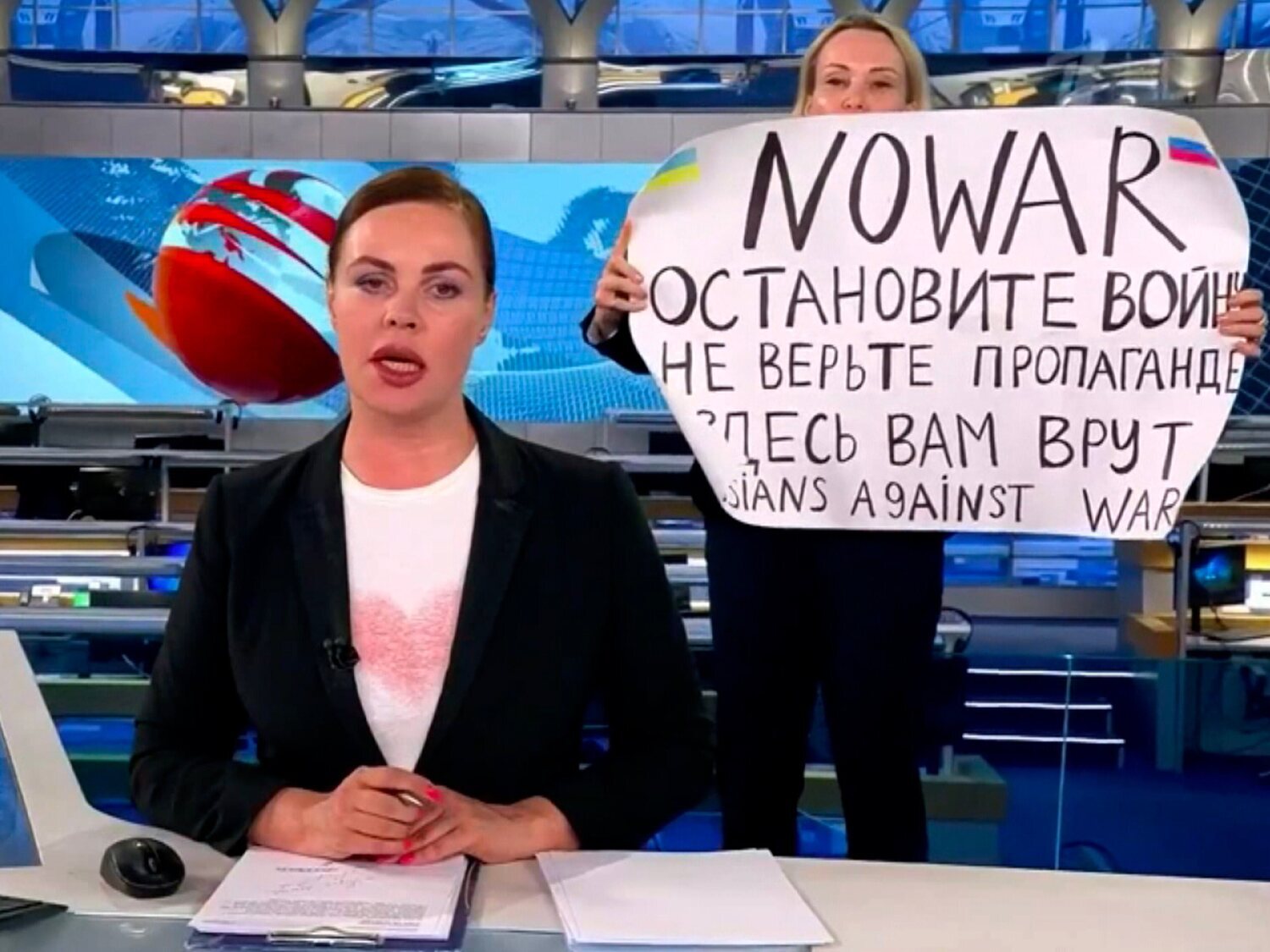 Una periodista de la televisión rusa irrumpe en directo contra la guerra: "Os están mintiendo"