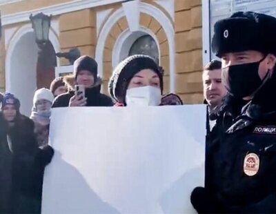 Rusia detiene a todo aquel que muestren pancartas o folios en blanco