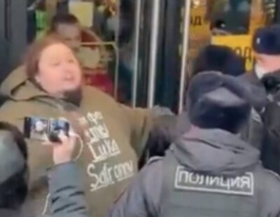 Un hombre se encadena a la puerta de un McDonald's de Rusia: "¡No puedo comer la comida que he comido toda mi vida!"