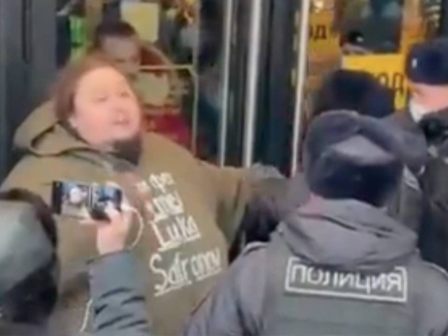 Un hombre se encadena a la puerta de un McDonald's de Rusia: "¡No puedo comer la comida que he comido toda mi vida!"