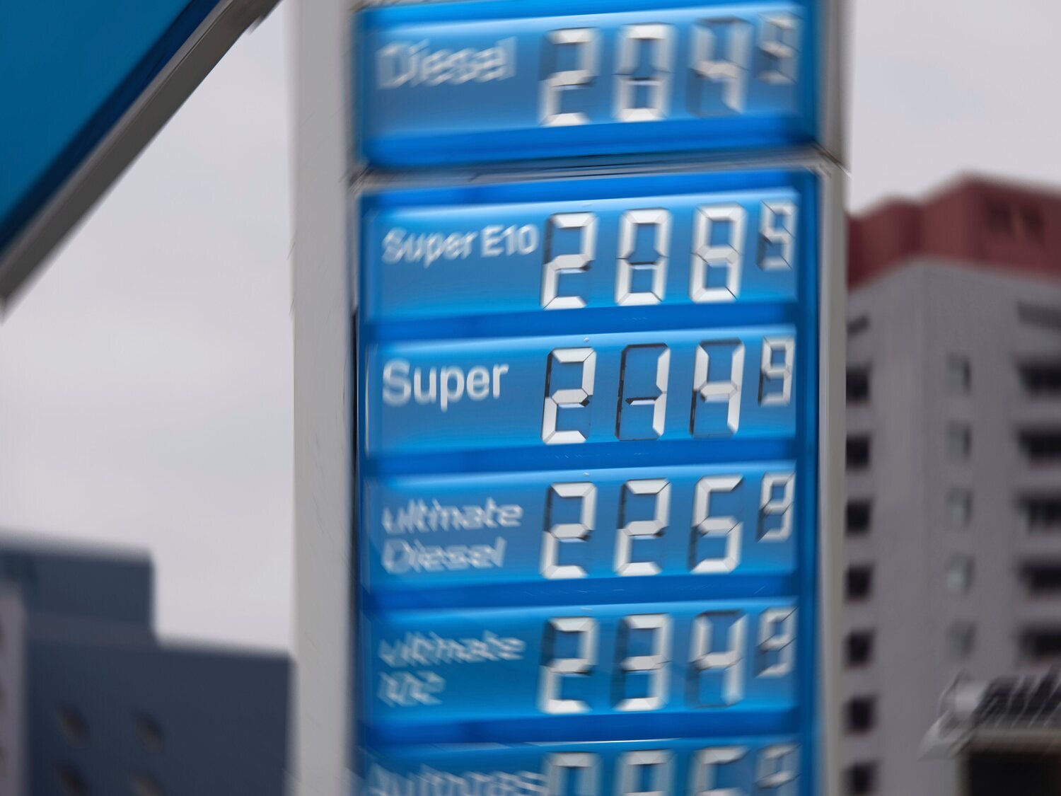 ¿Cuál sería el precio de la gasolina y el diésel en España sin impuestos?