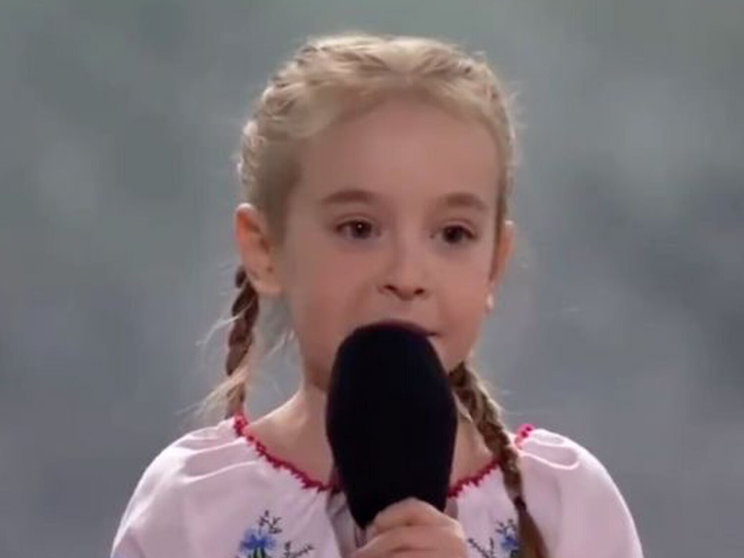 Amelia, de cantar 'Let it Go' en un búnker a interpretar el himno de Ucrania en Polonia