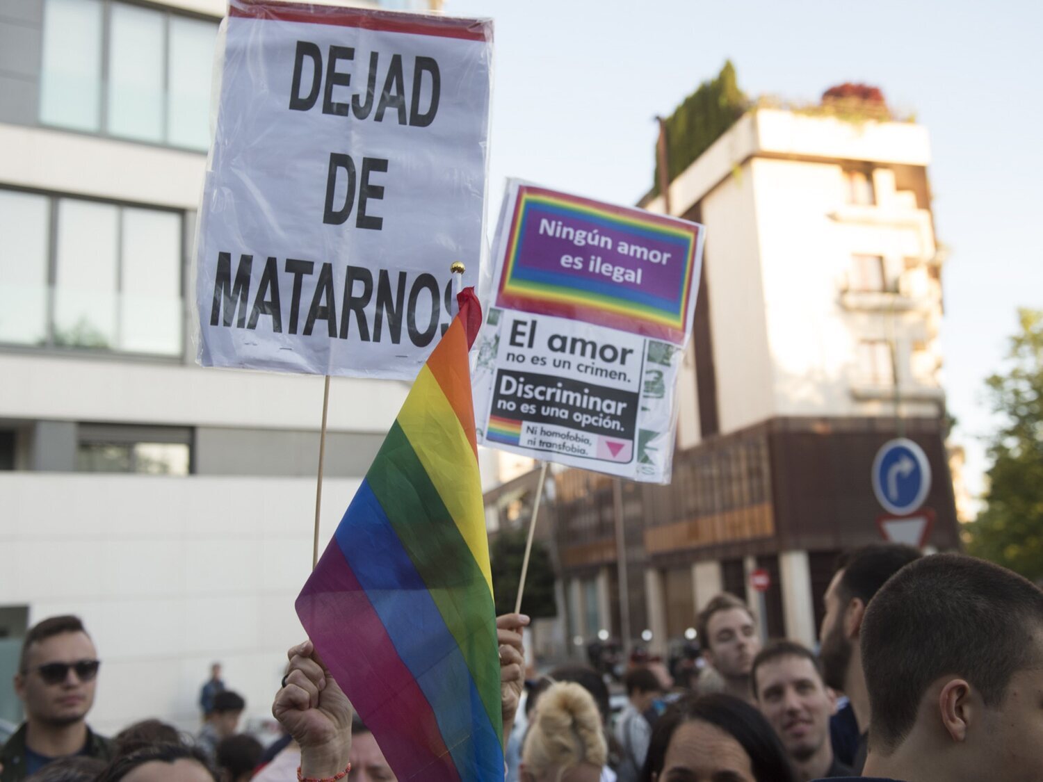 Agresión homófoba en Barcelona: Tres hombres dan una paliza a un joven tras fingir ser su cita de Grindr