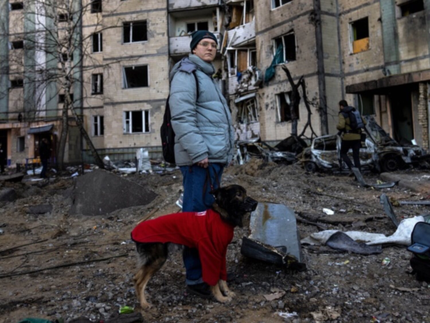 La increíble foto en la que un hombre ucraniano trata de consolar a su perro paralizado por el miedo