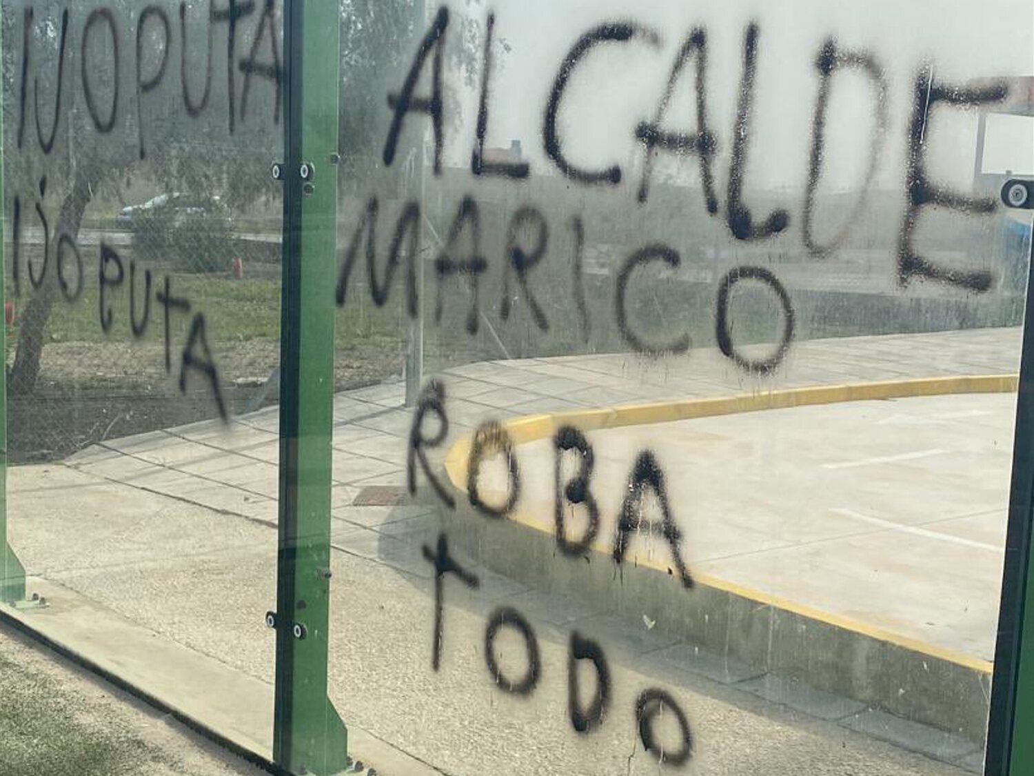 Pinturas homófobas contra el alcalde de Los Molares (Sevilla) en un polideportivo municipal