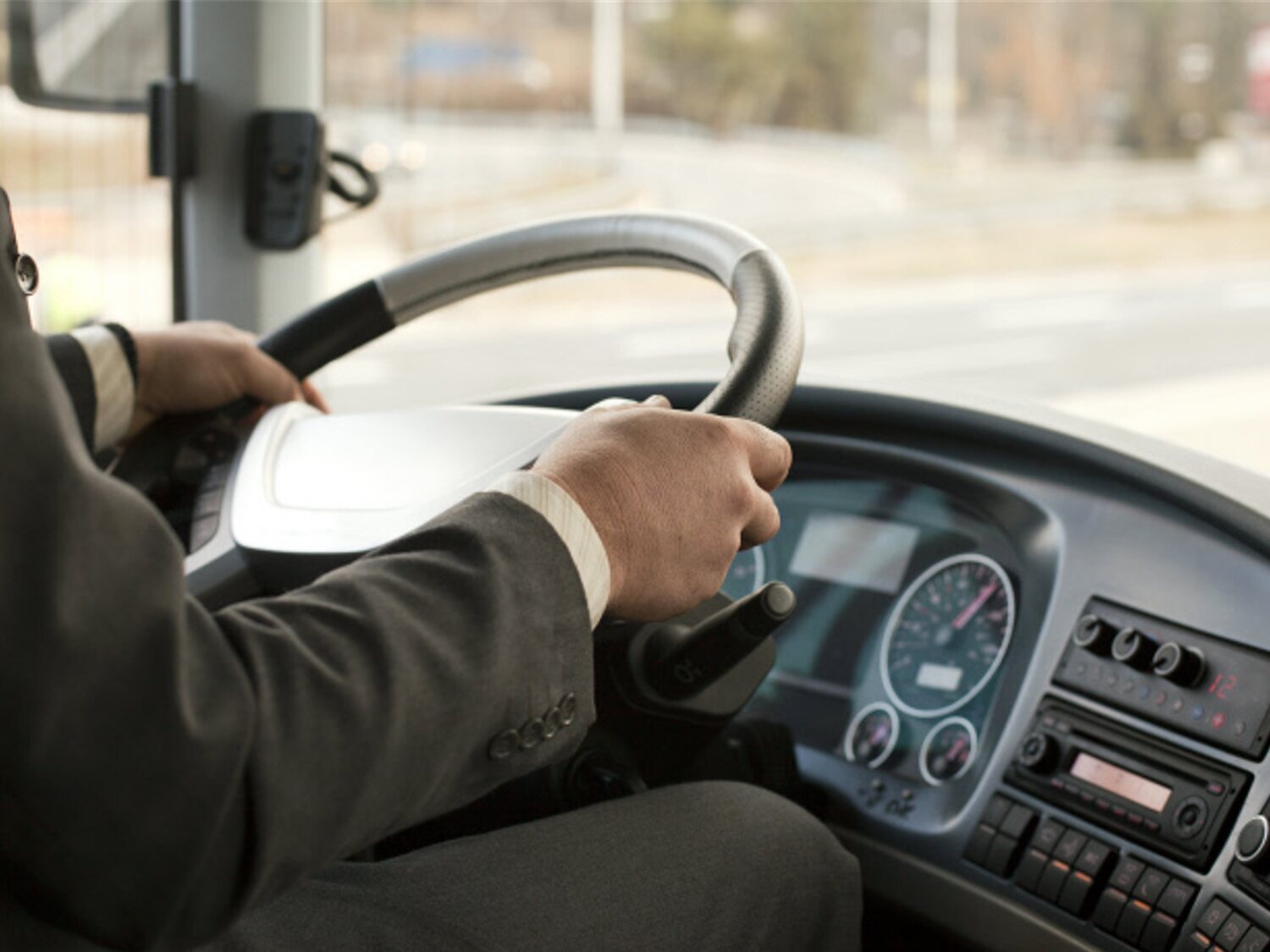 Abren un expediente a un conductor de bus de Vitoria por sus insultos racistas hacia dos pasajeras