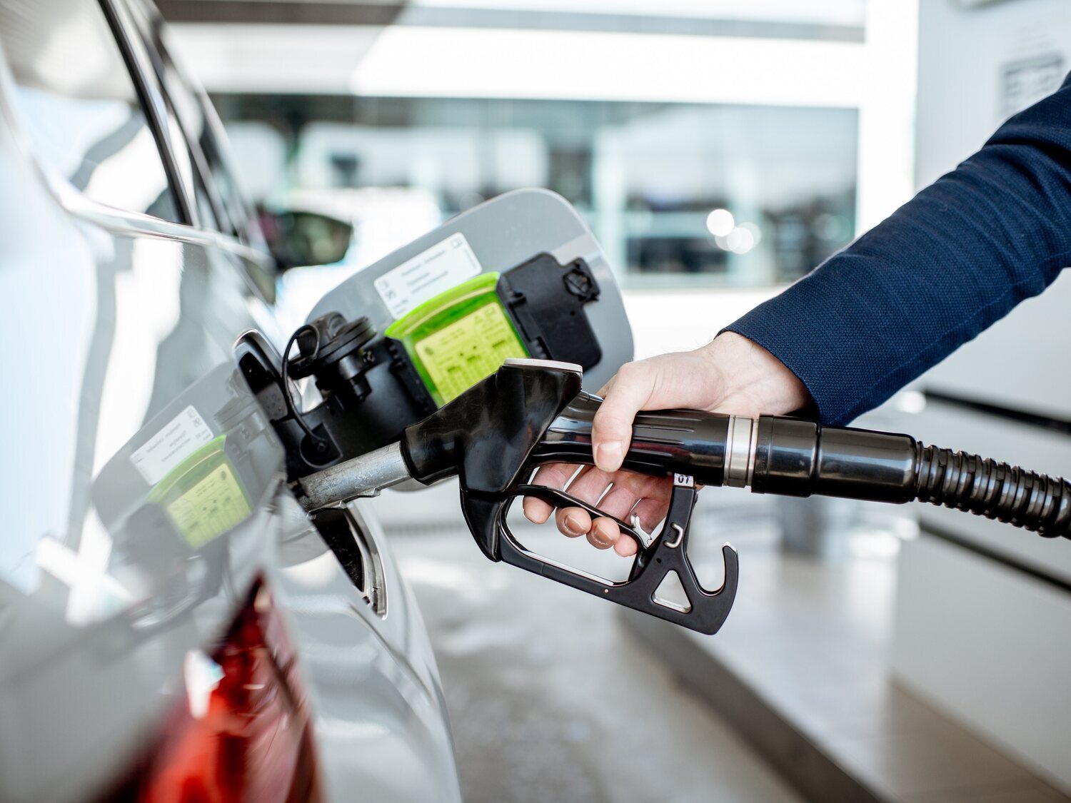 La multa que impone la DGT por echar mal la gasolina: 100 euros por no cumplir con este reglamento