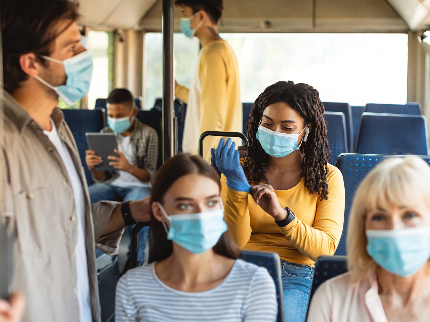 Sanidad pone fecha al posible final de la mascarilla en interiores