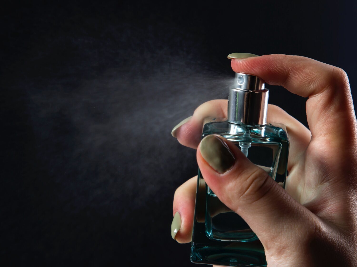 Alerta sanitaria: retiran de la venta este popular perfume del mercado por riesgo de cáncer