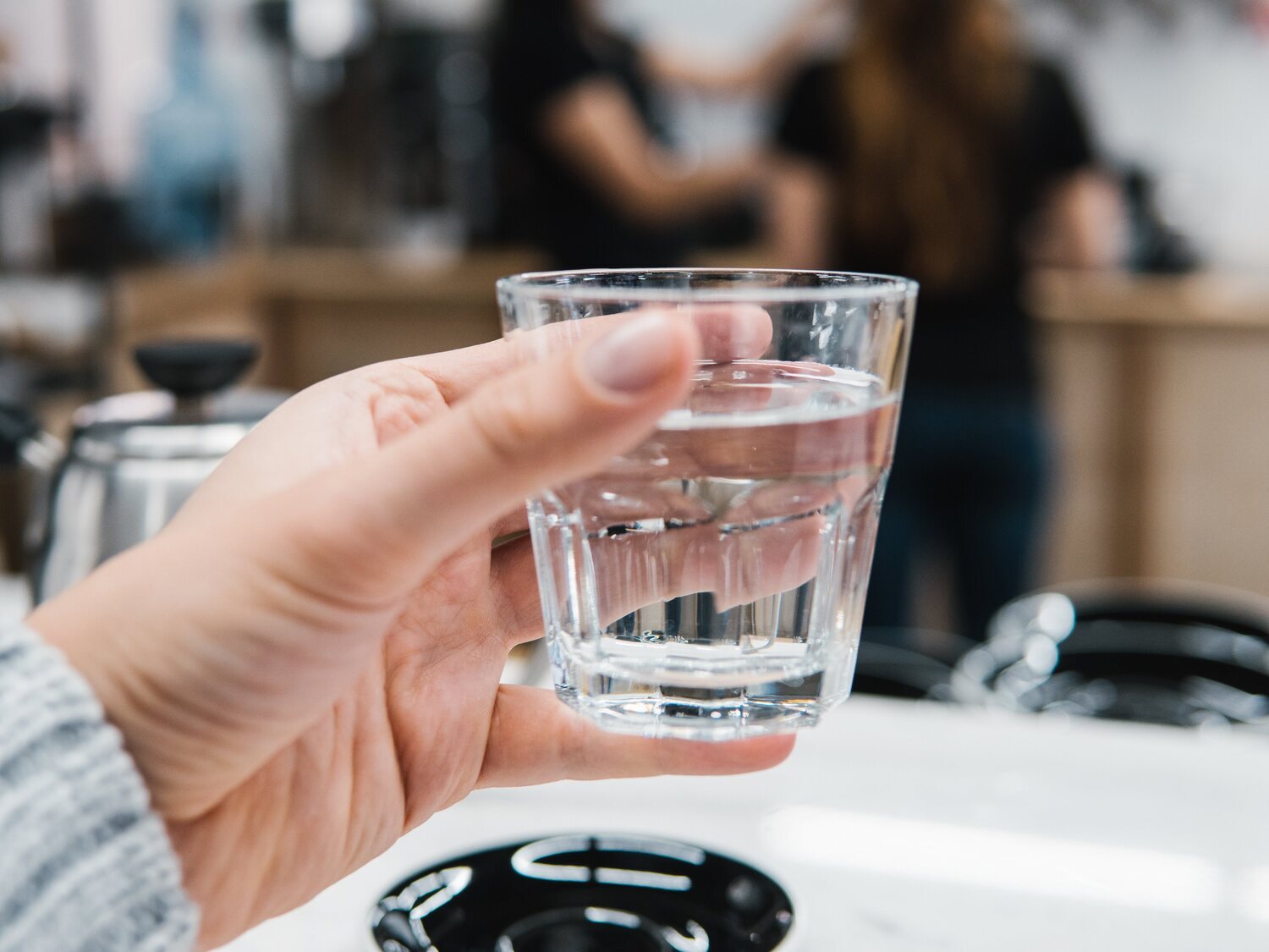 En bares y restaurantes ya es obligatorio que te sirvan agua gratis