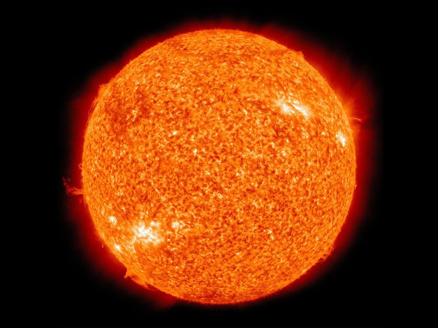 Una mancha solar "muerta" lanza una bola de plasma que llega este jueves a la Tierra