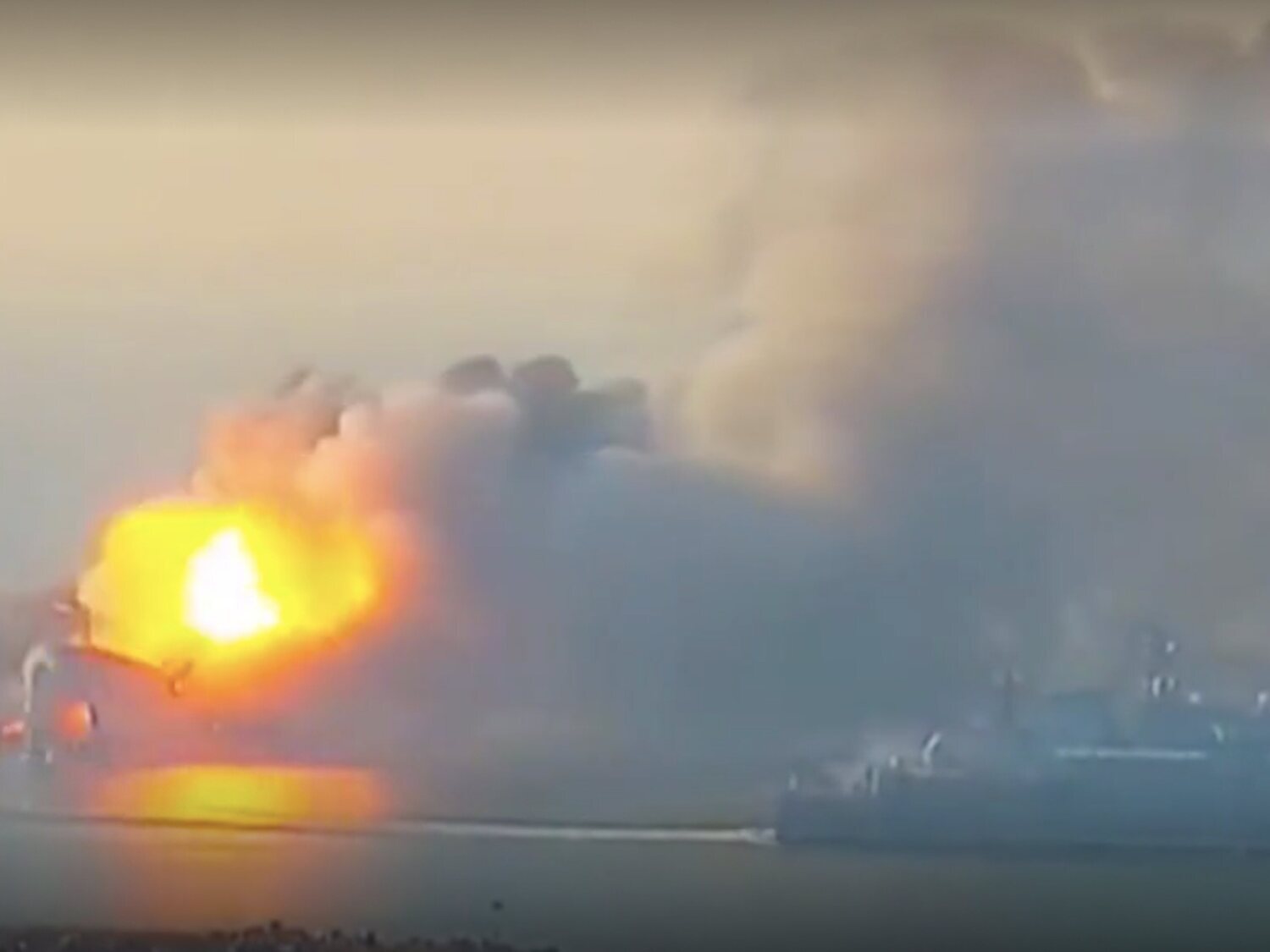 El vídeo en el que aparece el buque ruso Moskva siendo alcanzado por misiles Neptún de Ucrania