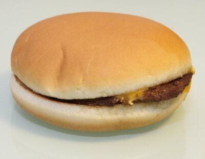 Un exempleado de McDonald's revela cómo se hacen los panecillos de las hamburguesas y se hace viral