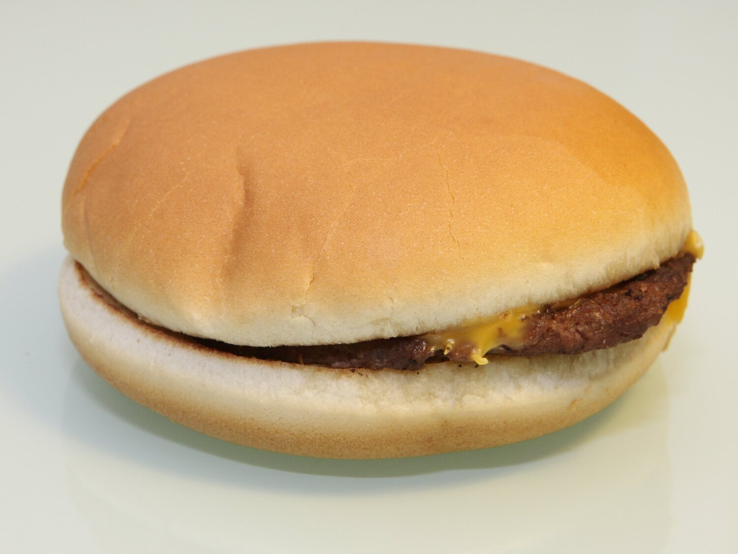 Un exempleado de McDonald's revela cómo se hacen los panecillos de las hamburguesas y se hace viral