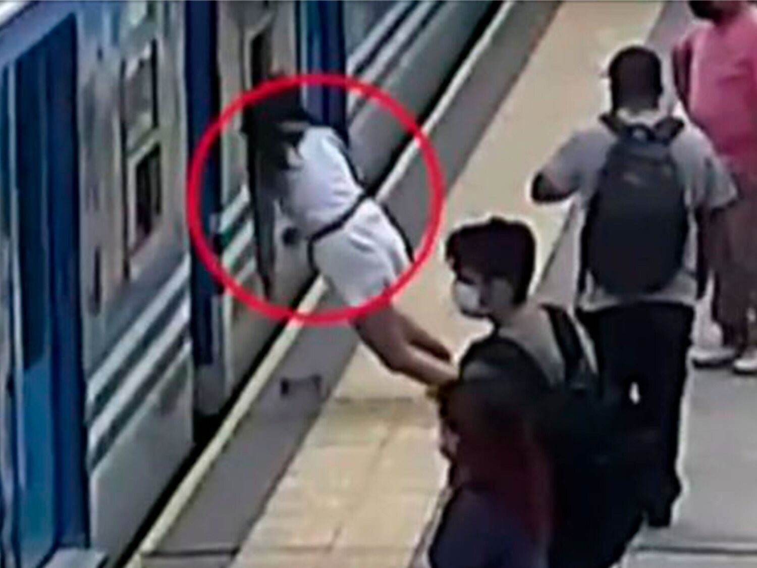 La impactante caída de una mujer a las vías del tren tras sufrir un desmayo