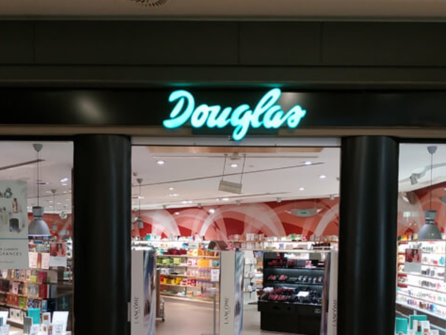 La crisis de Douglas: del auge por toda España a cerrar 7 de cada 10 perfumerías y despedir a casi 1.000 empleados