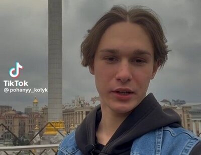 El tiktoker ucraniano que viaja por el país con su cartel: "Soy gay, dame un abrazo"